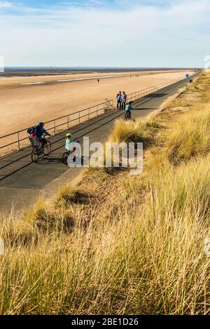 Cyclistes sur le sentier côtier, partie de la route circulaire de Sefton, à Crosby, Merseyside Banque D'Images