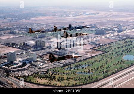 Un avion vue côté droit d'une cale de navire 7 formation de F-5E Tiger II à partir de la 57e Escadre d'armes de chasse. Chaque avion est peint dans un autre arrangement de camouflage et est porteur d'un missile Sidewinder AIM-9. Banque D'Images