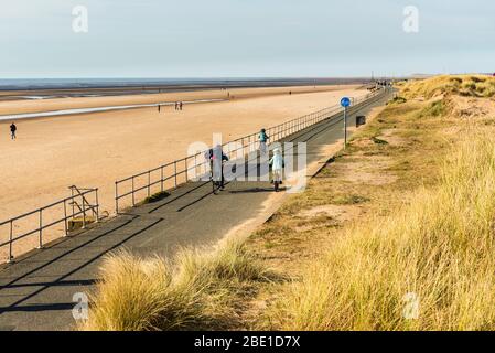 Cyclistes sur le sentier côtier, partie de la route circulaire de Sefton, à Crosby, Merseyside Banque D'Images