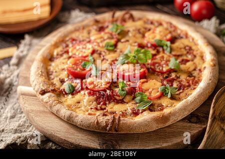 Pizza maison rustique avec chesse de cheddar et salami épicé Banque D'Images
