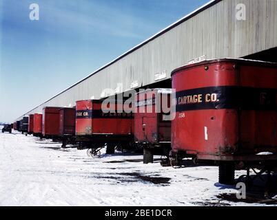 Semi-remorques jusqu'à une ligne, freight house pour charger et décharger les marchandises de la Chicago et le nord-ouest [c.-à-d. North Western Railroad], Chicago, Illinois Décembre 1942 Banque D'Images