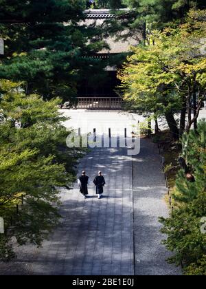 Kyoto, Japon - 2 octobre 2015 : moines bouddhistes dans le temple de Nanzenji Banque D'Images