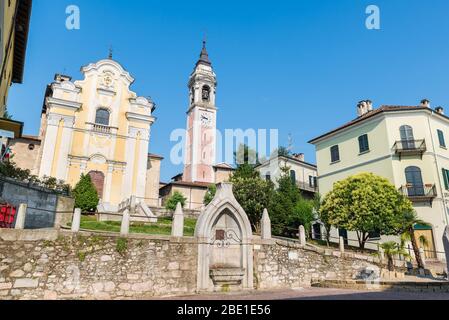 Centre historique traditionnel sur le lac majeur, ville d'Arona, Italie Banque D'Images