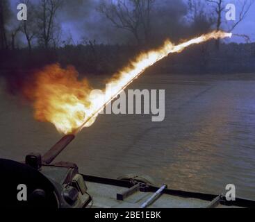 Un marine américain lance-flammes Zippo est le test à partir d'un bateau de patrouille. Banque D'Images