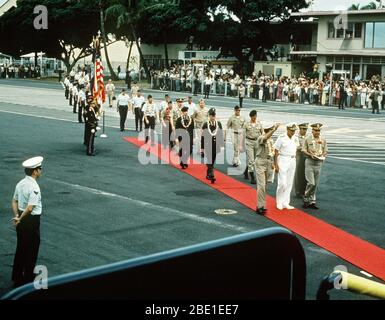 Après une brève escale de ravitaillement, le premier groupe de prisonniers de guerre libérés à Hanoi par le Vietnam du Nord à pied sur le tapis rouge à l'égard de leurs avions en attente. Ils sont dirigés par des représentants du Commandement du Pacifique et POE, U.S. Navy CPT Jérémie Andrew Denton, (capturé 18 juil65). Les prisonniers étaient en route depuis la base aérienne de Clark aux Philippines, à Travis Air Force Base, CA, puis d'être réunis avec leurs familles dans les états. Banque D'Images