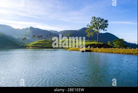 Le lac Sembuwatta est une attraction touristique située à Elkaduwa, dans le quartier de Matale, au Sri Lanka Banque D'Images