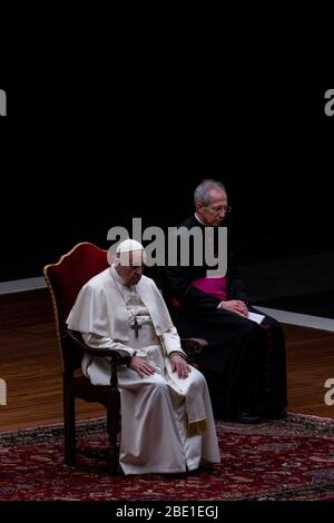 Cité du Vatican, Rome, Italie. 10 avril 2020. LE PAPE FRANÇOIS célèbre la voie de la Croix (via Crucis) sur la place Saint-Pierre au Vatican © EvandroInetti/Pool/Dibanez via ZUMA Wire Credit: Evandroinetti/ZUMA Wire/Alay Live News Banque D'Images