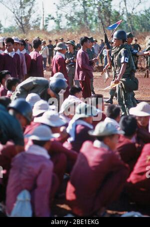 Prisonniers du Vietcong se lever et s'asseoir à l'endroit d'échange. Ils ont été transportés dans le C-130 de l'USAF de Bien Hoa Air Base. Ils seront échangés contre des prisonniers sud-vietnamiens et américains détenus par les forces Viet Cong. Banque D'Images