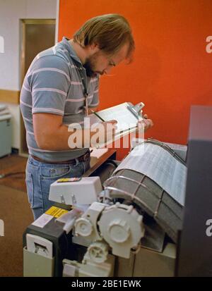 Un technicien surveille un imprimé d'ordinateur lors du test des circuits électriques d'un MGM-118 Peacekeeper (anciennement MX) guide de contrôle des missiles balistiques intercontinentaux. Banque D'Images