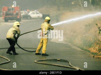 Bataille de forêt en terre agricole pompiers pendant les quatre jours, un feu de broussailles Panorama qui a commencé dans les canyons au nord de la ville et a été hors de contrôle fouettée par des vents de 40 à 50 mi/h. Banque D'Images