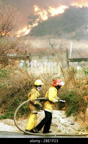 Bataille de forêt en terre agricole pompiers pendant les quatre jours, un feu de broussailles Panorama qui a commencé dans les canyons au nord de la ville et a été hors de contrôle fouettée par des vents de 40 à 50 mi/h. Banque D'Images