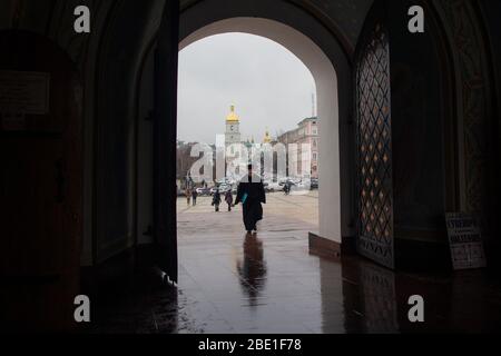 Kiev, Ukraine - 31 janvier 2020: Le prêtre entre sur le territoire du monastère de Saint-Michel Banque D'Images