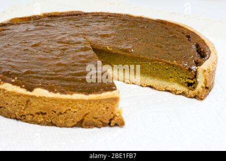 Tarte à la citrouille ronde avec coupe en tranches Banque D'Images