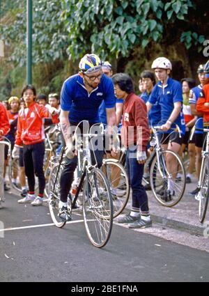 1981 - un marin américain, membre de cyclotourisme international, un club de vélo à bord à bord du navire de commandement amphibie USS Blue Ridge (LCC-19), utilise sa liberté de temps pour participer à une course cycliste. Banque D'Images