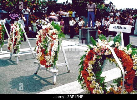 Des couronnes de l'soldats inconnus de l'Australie, les États-Unis, le Japon et les Philippines grace le trottoir près de la MacArthur Monument pendant les cérémonies commémorant le général Douglas MacArthur ici il y a 37 ans. Le retour de MacArthur réalise son plus tôt et souvent cité promesse du 'je reviendrai'. Banque D'Images