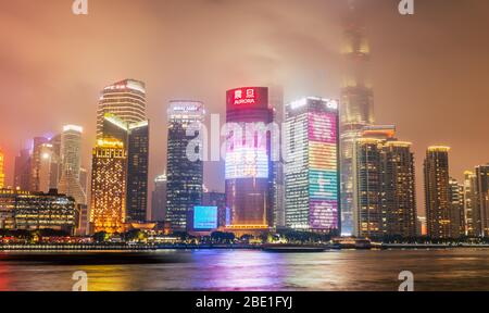 Shanghai, Chine ville sur la rivière Huangpu. Banque D'Images