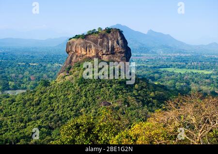 Sigiriya Rock dominant le paysage du Sri Lanka, vu de Pidurangala Rock, Sri Lanka. Banque D'Images