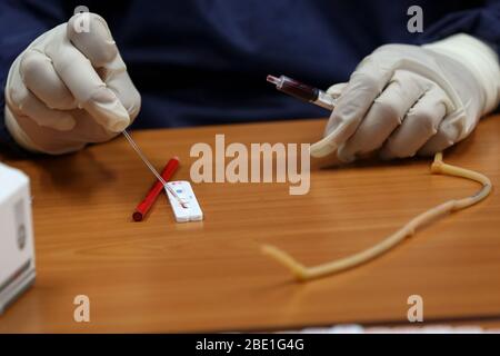 Caracas, Venezuela. 10 avril 2020. Les médecins de la Mission médicale cubaine effectuent des tests rapides pour le coronavirus (COVID-19) sur les employés du métro à Caracas. Les tests ont été envoyés de Chine. Crédit: Pedro Rances Mattey/dpa/Alay Live News Banque D'Images