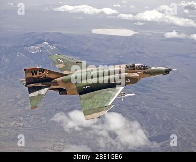 1980 - une bonne vue arrière d'un F-4G Phantom II Wild Weasel aéronef avion à droite sur une plage. Un missile AGM-45 Shrike est sur l'aile droite. Banque D'Images