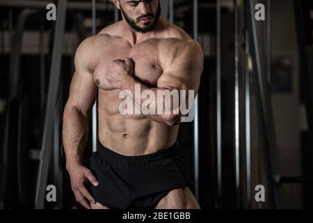 Fitness Homme Montrant Un Corps Musclé Dans La Salle De Gym