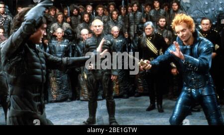 DUNE 1984 Universal Studios science-fiction film avec Sting à droite regardé par Patrick Stewart alors qu'il combat Kyle Machlachlan Banque D'Images