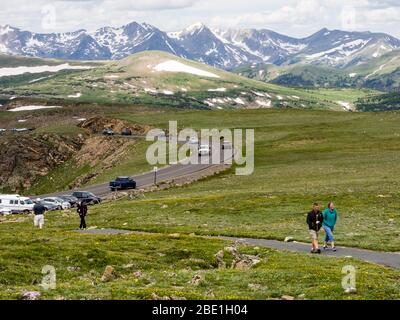 Rocky Mountain National Park, États-Unis - 14 juillet 2015 : les visiteurs font de la randonnée sur la piste le long de Trail Ridge Road Banque D'Images