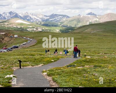 Rocky Mountain National Park, États-Unis - 14 juillet 2015 : les visiteurs font de la randonnée sur la piste le long de Trail Ridge Road Banque D'Images