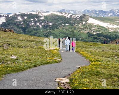 Rocky Mountain National Park, États-Unis - 14 juillet 2015 : les visiteurs font de la randonnée sur la piste le long de Trail Ridge Road Banque D'Images