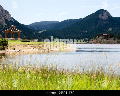 Lac Estes bord de mer dans la ville d'Estes Park, Colorado Banque D'Images