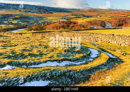 Suivez le chemin au-dessus d'Arkengarthdale dans le Yorkshire Dales Banque D'Images