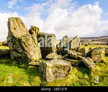 Certains des célèbres erratics de Norber au-dessus d'Austwick dans le Yorkshire Dales. Banque D'Images