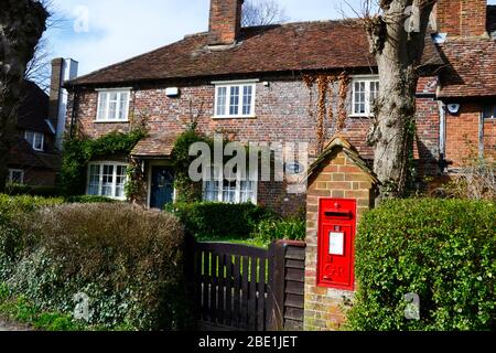 Maison en brique rouge et boîte postale GR à Bledlow, Buckinghamshire, Royaume-Uni Banque D'Images