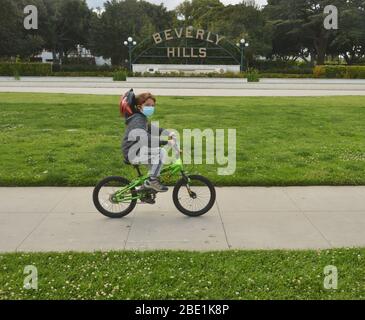 Beverly Hills, États-Unis. 11 avril 2020. Un secteur normalement fréquenté par de grands groupes de touristes prenant des photos est dépourvu d'activité lors de la pandémie de coronavirus à Beverly Hills le vendredi 10 avril 2020. Photo de Jim Ruymen/UPI crédit: UPI/Alay Live News Banque D'Images