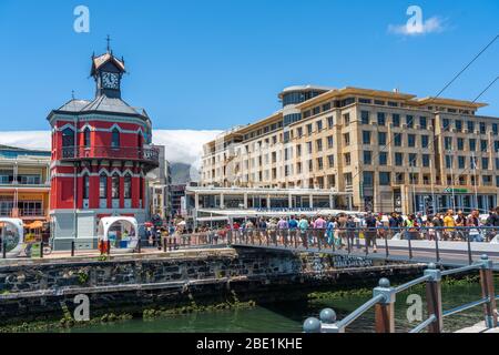 Cap, Afrique du Sud - 29 janvier 2020 : la Tour de l'horloge au bord de l'eau de Victoria et Alfred Banque D'Images