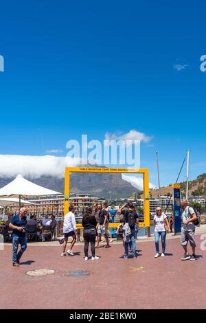 Cap, Afrique du Sud - 29 janvier 2020: Cadre jaune pour la réalisation de photos de Table Mountain au bord de l'eau du Cap. Vertical. Espace de copie pour le texte Banque D'Images
