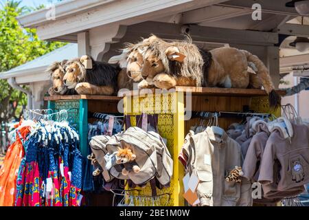 Jouets et vêtements pour enfants vendus dans le magasin, le Cap, Afrique du Sud Banque D'Images