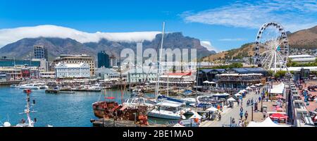 Cap, Afrique du Sud - 29 janvier 2020: Table Mountain au bord de l'eau Victoria & Alfred. Espace de copie pour le texte Banque D'Images