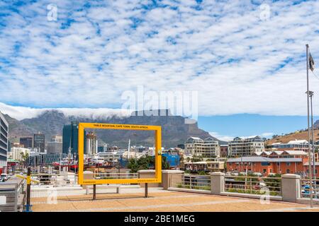 Cap, Afrique du Sud - 29 janvier 2020: Cadre jaune pour la réalisation de photos de Table Mountain au bord de l'eau du Cap Banque D'Images