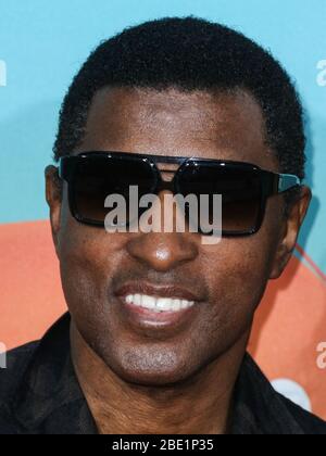 Inglewood, États-Unis. 11 avril 2020. (DOSSIER) Kenny 'Babyface' Edmonds révèle qu'il et sa famille ont testé positif pour Coronavirus COVID-19 mais ont depuis récupéré à son 62ème anniversaire. INGLEWOOD, LOS ANGELES, CALIFORNIE, États-Unis - 12 MARS : le chanteur-compositeur américain Kenny 'Babyface' Edmonds arrive aux prix 2016 pour enfants de Nickelodeon, qui ont eu lieu au Forum le 12 mars 2016 à Inglewood, Los Angeles, Californie, États-Unis. (Photo de Xavier Collin/Agence de presse d'images) crédit: Agence de presse d'images/Alay Live News Banque D'Images