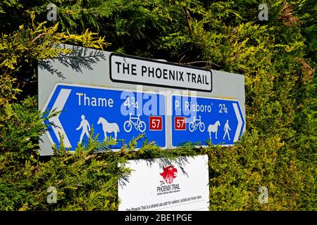 Suivez le sentier Phoenix, en partant de Princes Risborough dans Buckinghamshire jusqu'à Thame dans Oxfordshire, Royaume-Uni. Chilternes. Banque D'Images