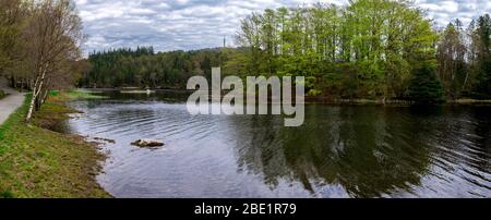 Paysage panoramique du lac Eivindsvannet dans le parc de Djupadalen à la fin du printemps, Haugesund, Norvège, mai 2018 Banque D'Images