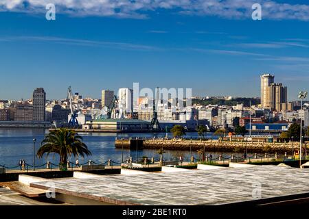 Coruna, Espagne - 05 octobre 2016 : paysage urbain dans le quartier de Los Castros, une matinée ensoleillée et lumineuse. Banque D'Images