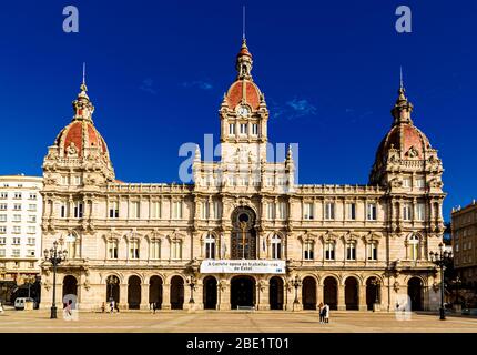 Coruna, Espagne - 05 octobre 2016: Hôtel de ville (Casa do Concello da Coruna) sur Praza de Mara Pita, un matin ensoleillé et lumineux. Banque D'Images