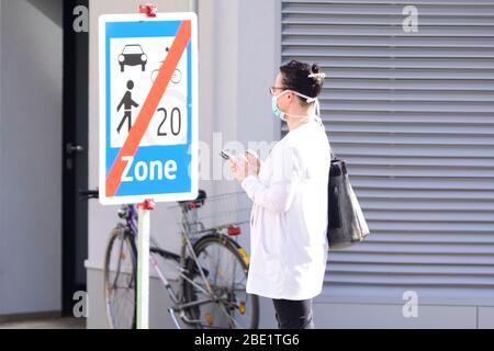 Vienne, Autriche. 11 avril 2020. Les restrictions à la sortie en Autriche ont été étendues à la fin d'avril 2020. Vienne crée des zones de réunion temporaires et ouvre des rues bloquées pour les piétons. Crédit: Franz PERC/Alay Live News Banque D'Images