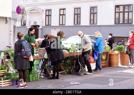 Vienne, Autriche. 11 avril 2020. Les restrictions à la sortie en Autriche ont été étendues à la fin d'avril 2020. Les marchés des agriculteurs peuvent encore être ouverts. Crédit: Franz PERC/Alay Live News Banque D'Images