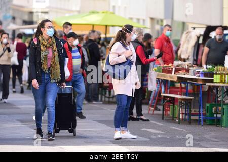 Vienne, Autriche. 11 avril 2020. Les restrictions à la sortie en Autriche ont été étendues à la fin d'avril 2020. Les marchés des agriculteurs peuvent encore être ouverts. Crédit: Franz PERC/Alay Live News Banque D'Images