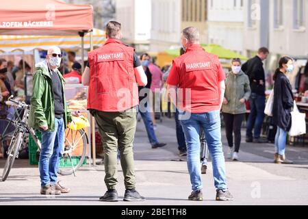 Vienne, Autriche. 11 avril 2020. Les restrictions à la sortie en Autriche ont été étendues à la fin d'avril 2020. Les marchés des agriculteurs peuvent encore être ouverts. Les fonctionnaires du bureau de marché donnent des instructions de sécurité aux visiteurs. Crédit: Franz PERC/Alay Live News Banque D'Images