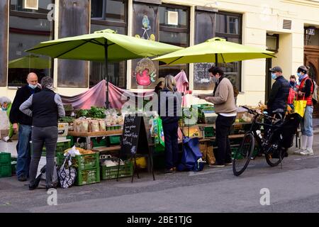 Vienne, Autriche. 11 avril 2020. Les restrictions à la sortie en Autriche ont été étendues à la fin d'avril 2020. Les marchés des agriculteurs peuvent encore être ouverts. Crédit: Franz PERC/Alay Live News Banque D'Images