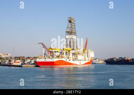 10 avril 2020: Le navire de forage, d'une longueur de 229 mètres et de 51 mille 283 tonnage brut, est arrivé à Istanbul le jeudi 9 avril et amarré au port de Haydarpasa le 10 avril. Après le processus d'abréviation de mât au port de Haydarpasa, il sera ouvert à la mer Noire en passant sous le pont des Martyrs du 15 juillet pour participer aux activités de forage en mer Noire. Le premier navire de forage de la Turquie, qui a été nommé d'après le conquérant ottoman Fatih Sultan Mehmet d'Istanbul, est mis à la voile vers la mer Noire où les travaux de forage ont été suspendus depuis longtemps. Le navire, qui est u Banque D'Images