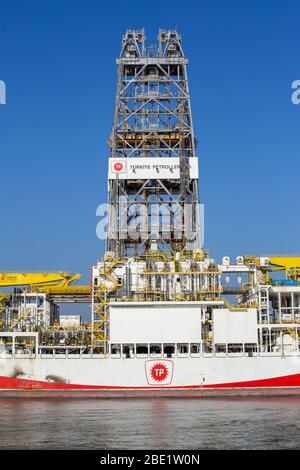10 avril 2020: Le navire de forage, d'une longueur de 229 mètres et de 51 mille 283 tonnage brut, est arrivé à Istanbul le jeudi 9 avril et amarré au port de Haydarpasa le 10 avril. Après le processus d'abréviation de mât au port de Haydarpasa, il sera ouvert à la mer Noire en passant sous le pont des Martyrs du 15 juillet pour participer aux activités de forage en mer Noire. Le premier navire de forage de la Turquie, qui a été nommé d'après le conquérant ottoman Fatih Sultan Mehmet d'Istanbul, est mis à la voile vers la mer Noire où les travaux de forage ont été suspendus depuis longtemps. Le navire, qui est u Banque D'Images